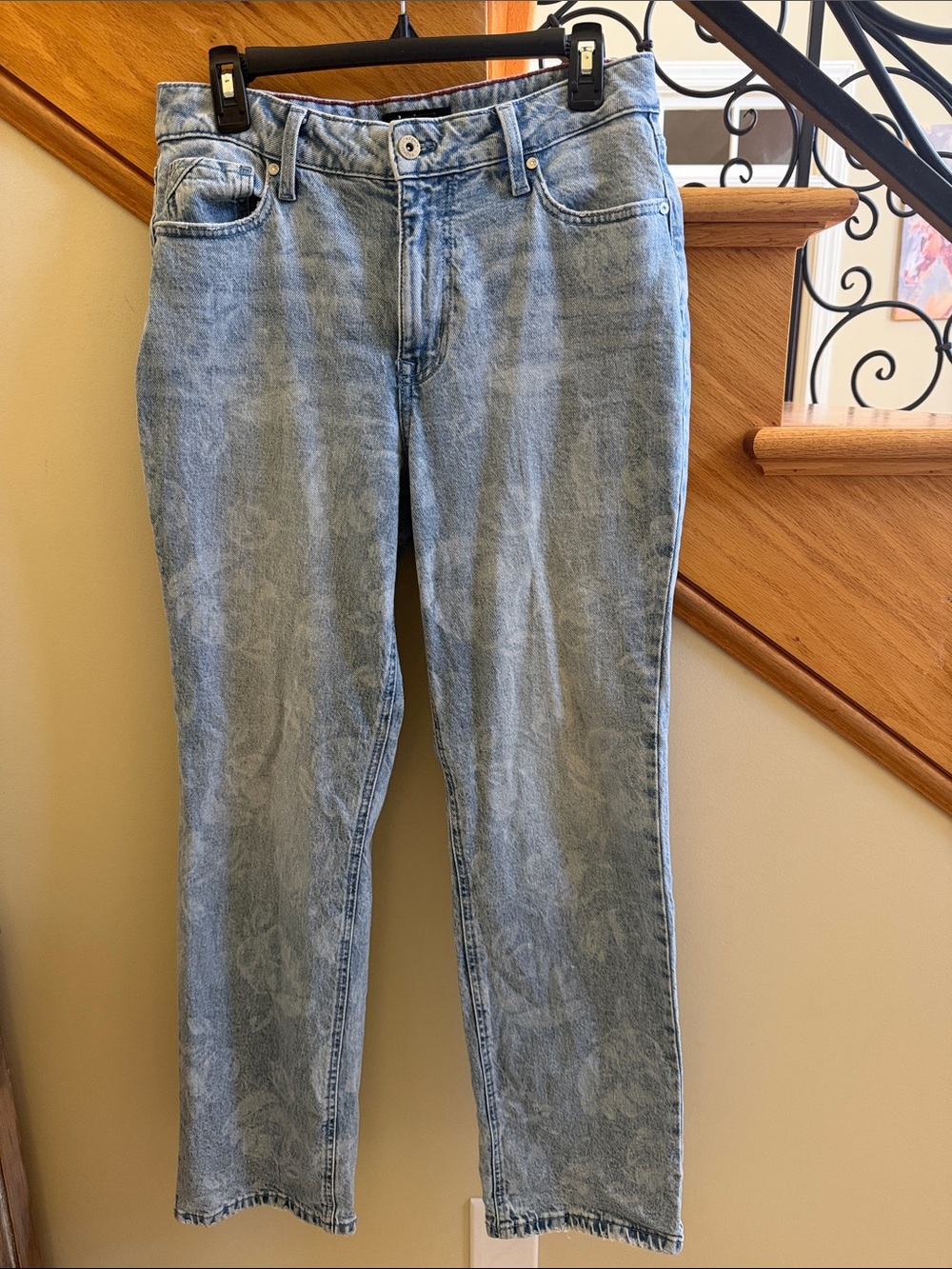 edgely by Maurices Light Bluewith floral design Women’s Straight-Leg Jeans Sz 8